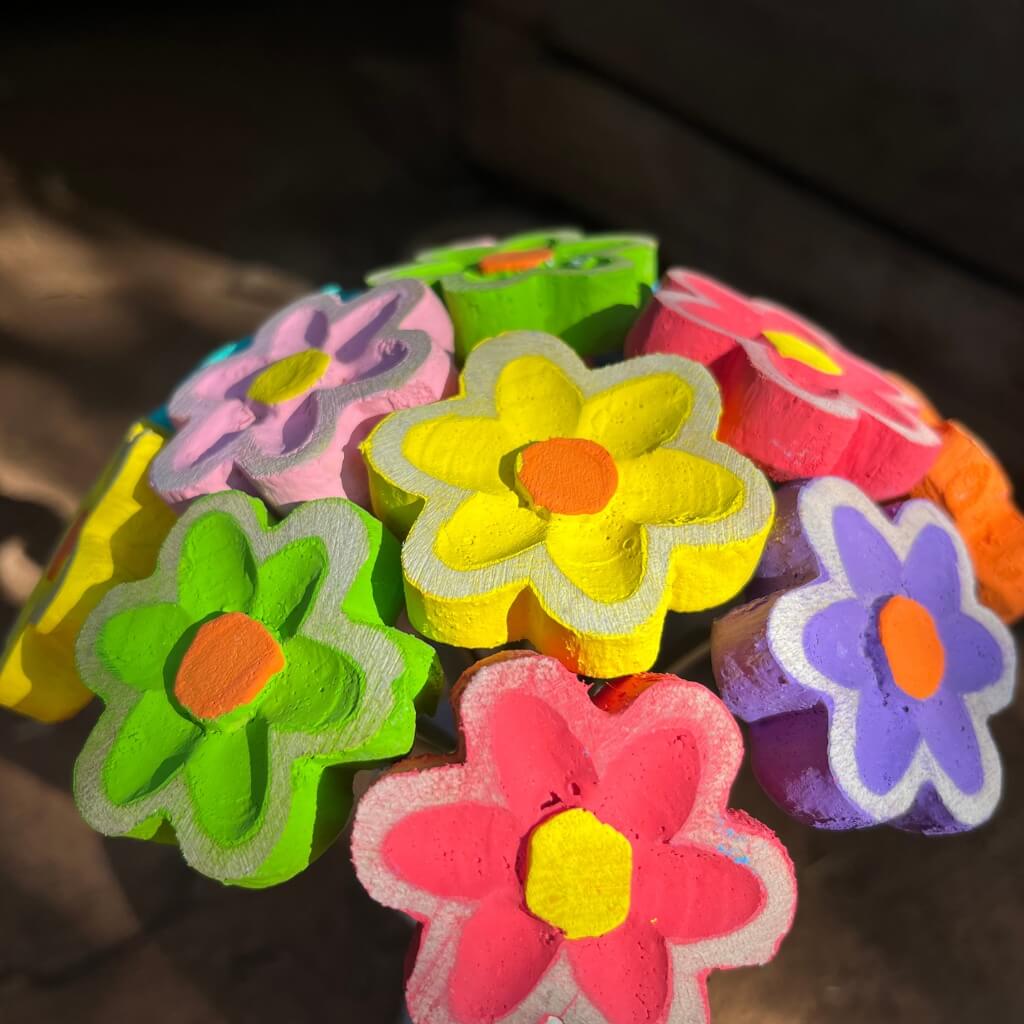 "Flores coloridas do vaso de madeira"