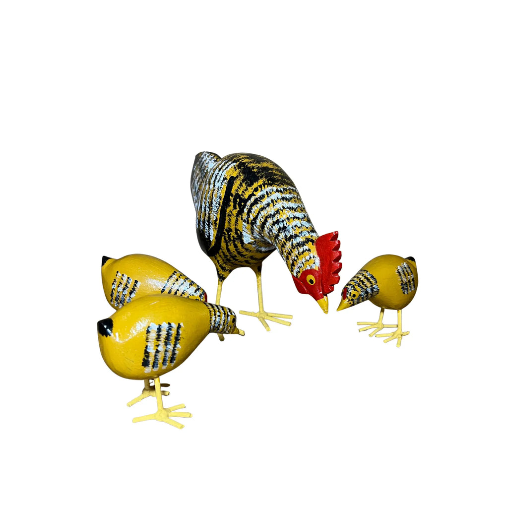 Galinha Caipira Comendo com Pintinhos - Madeira