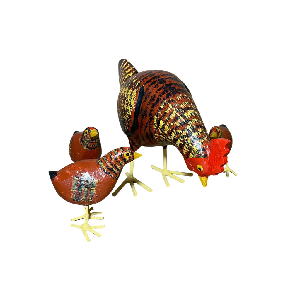 Galinha Caipira Comendo com Pintinhos - Madeira