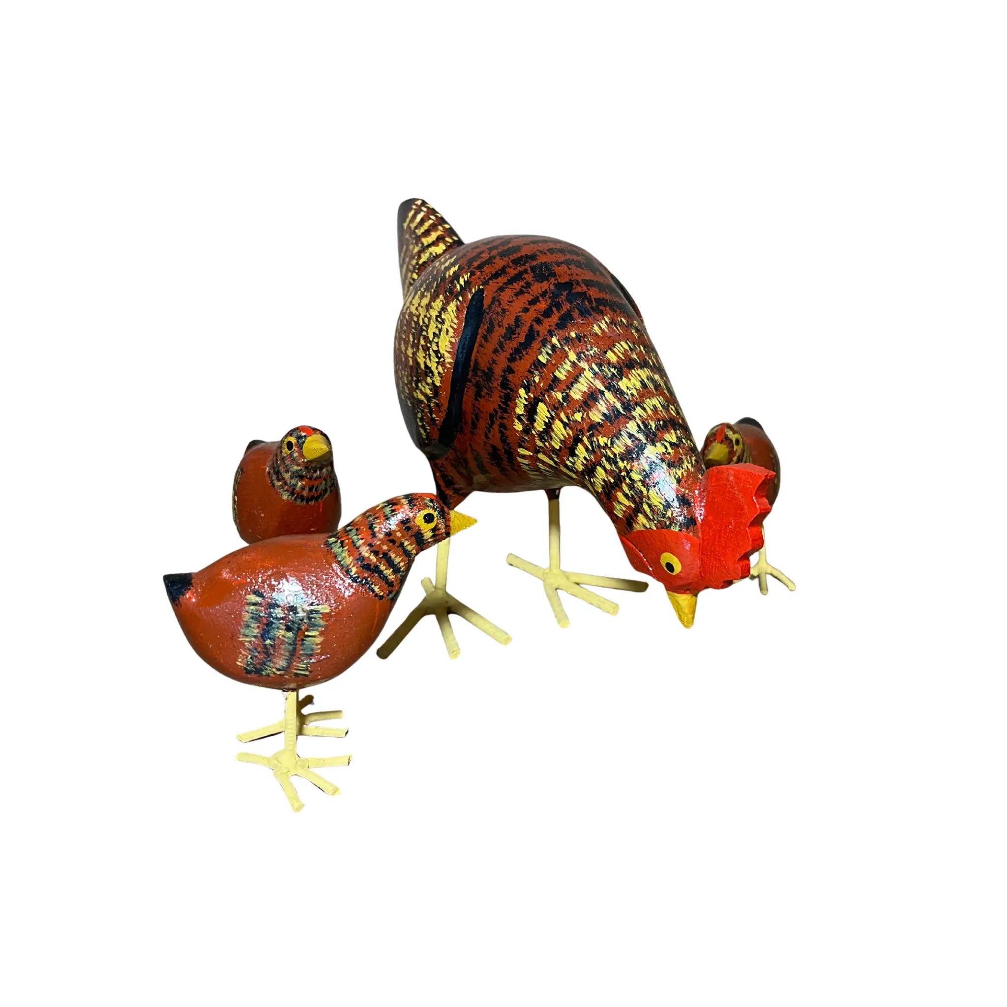Galinha Caipira Comendo com Pintinhos - Madeira