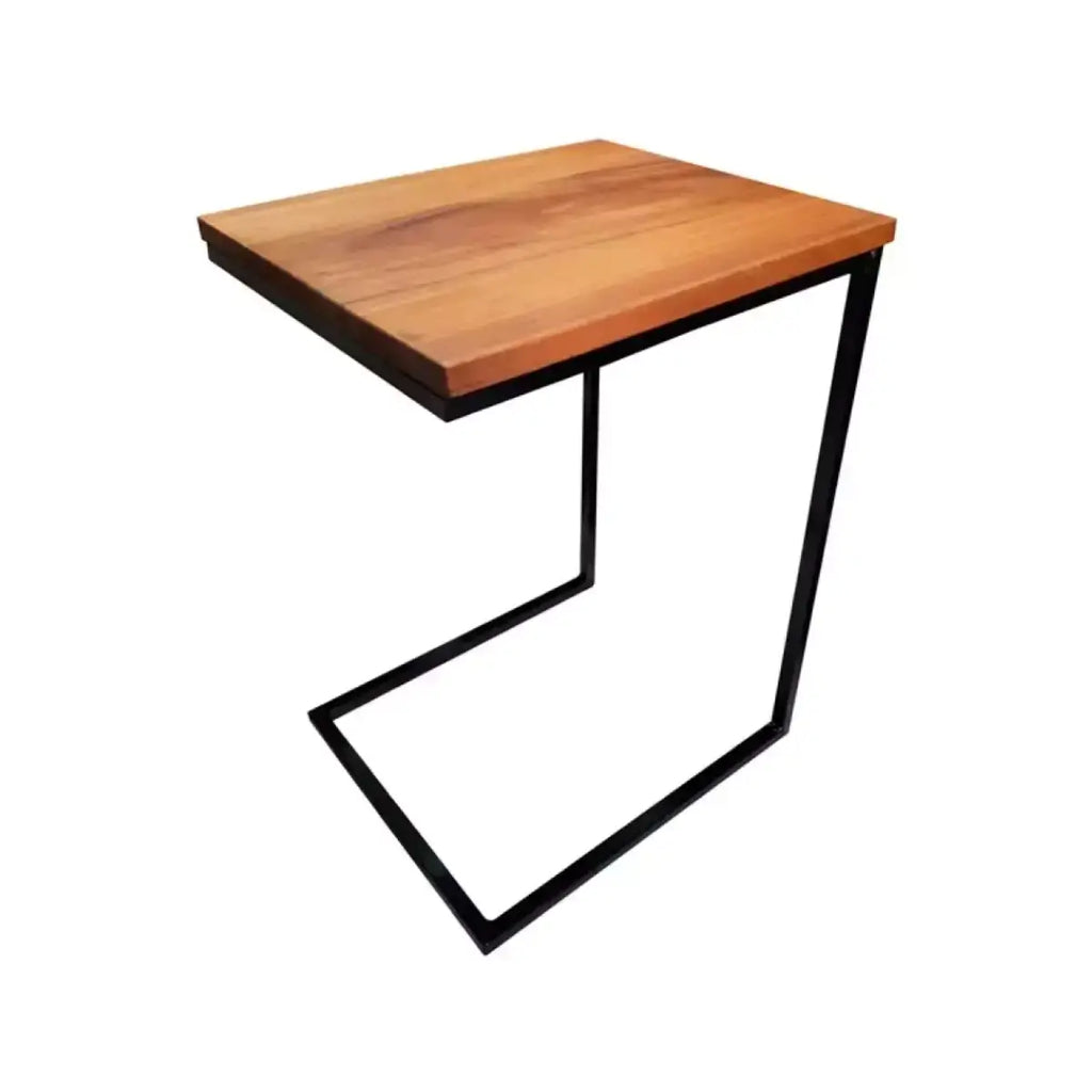 "Um aparador rústico feito com madeira tradada e ferro com pintura eletrostática preta"