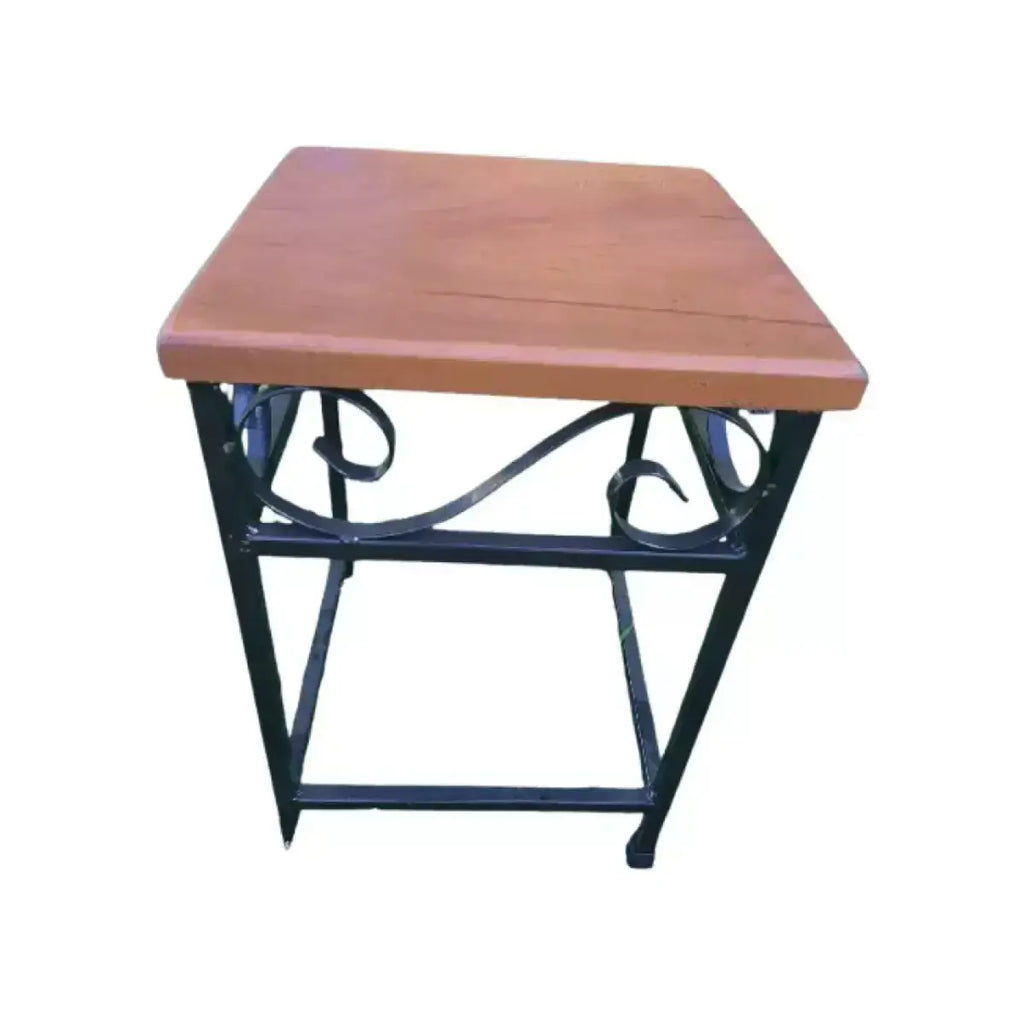 "Um banco rústico feito de madeira e feroo com pintura eletostática preta"