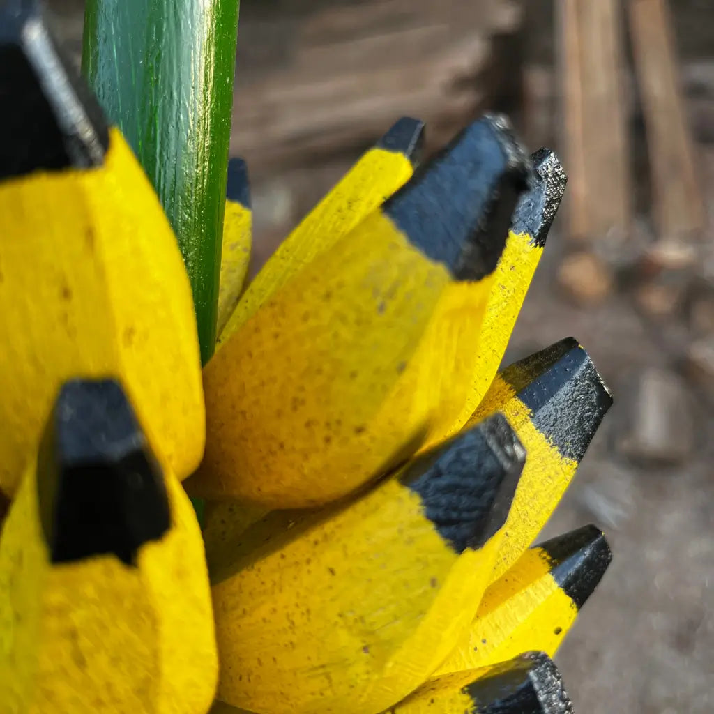 "Detalhes das bananas de madeirapintadas à mão com tinta amarelo vivo"