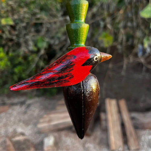 "Umbigo do Cacho de bananas de madeira com passarinho vermelho"