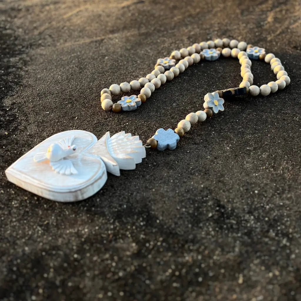 colar-de-mesa-com-divino-espirito-santo-rustico-detalhes-do-divino