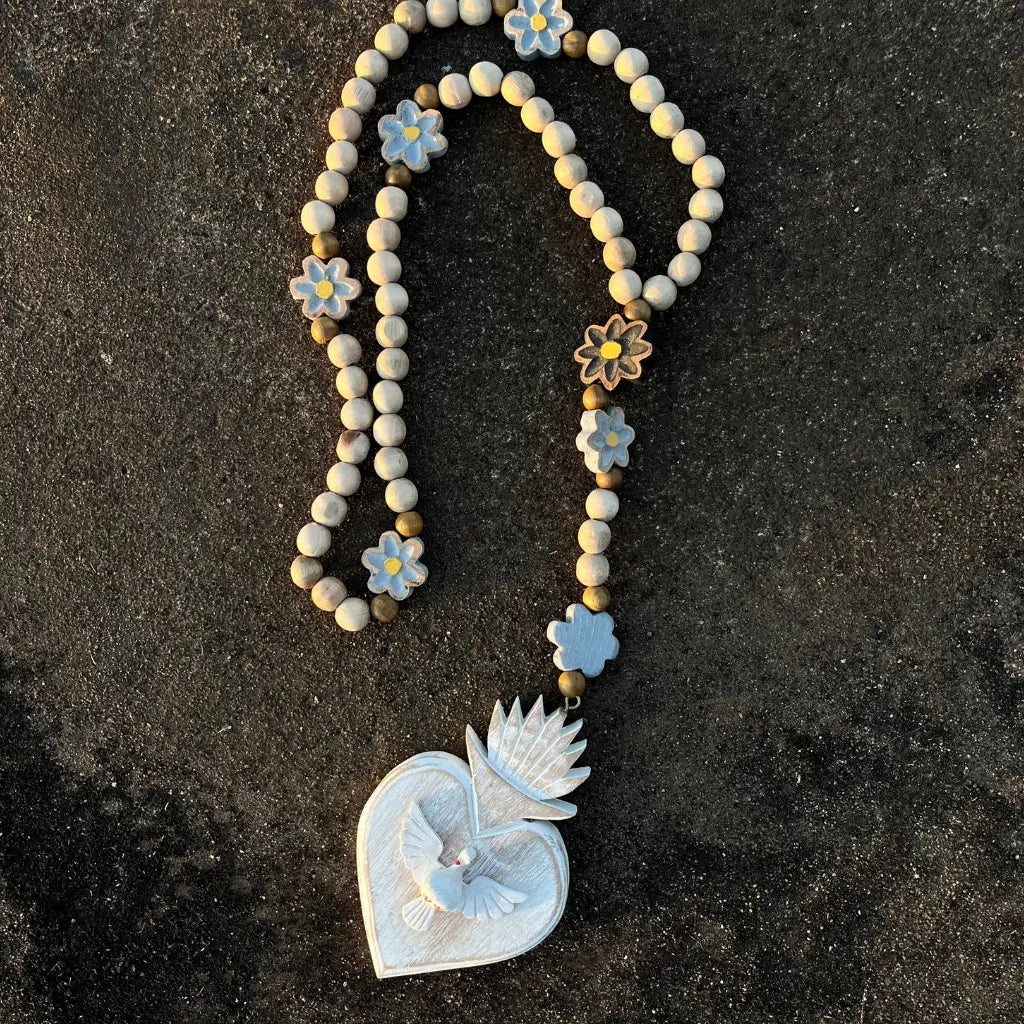 colar-de-mesa-com-divino-espirito-santo-rustico-detalhes