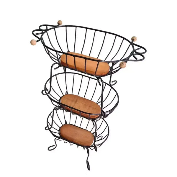 "Uma fruteira oval de 3 andares feita com ferro e madeira no estilo rústico"