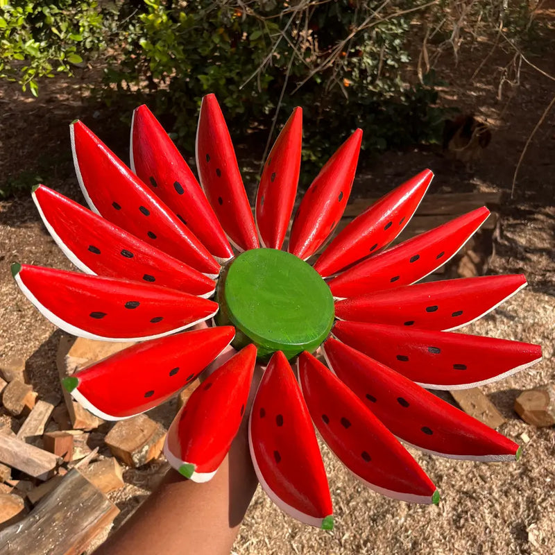 "Fruteira de melancia em madeira sendo segurada nas mãos"