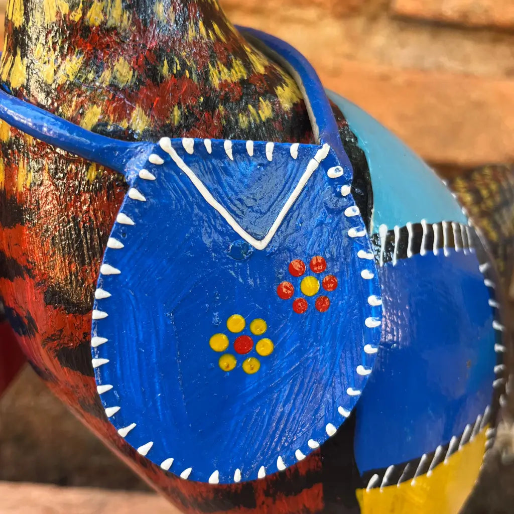 galinha-caipira-com-pintura-patchwork-madeira-detalhes-bolsa