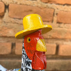 "Detalhes da cara e do chapéu amarelo da galinha caipira charmosa feita de madeira"