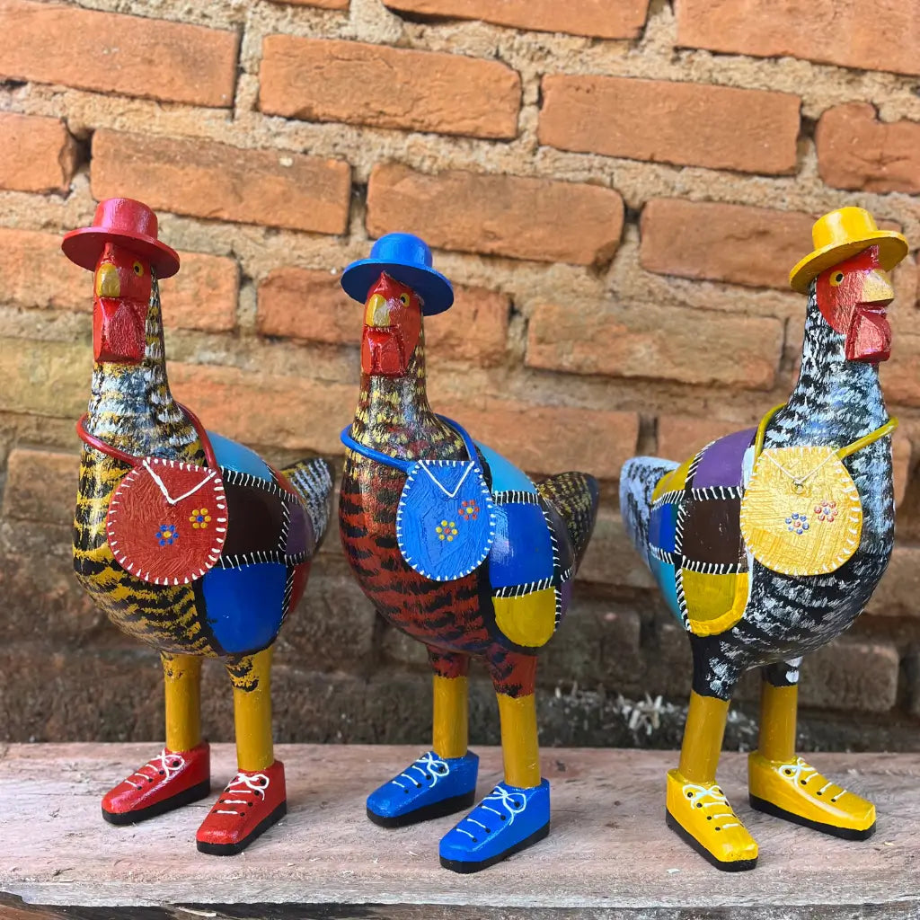 "Três esculturas de galinhas caipira feitas de madeira com pintura patchwork"