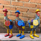 "Três esculturas de galinhas caipira feitas de madeira com pintura patchwork"