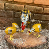 galinha-caipira-comendo-com-pintinhos-ocre