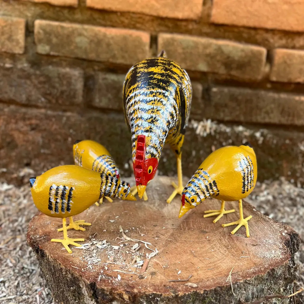 galinha-caipira-comendo-com-pintinhos-ocre