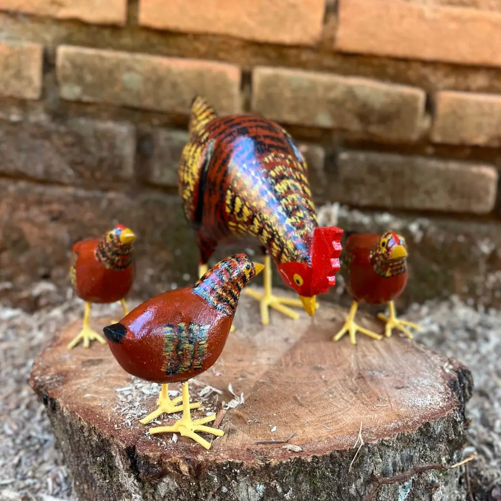 galinha-caipira-comendo-com-pintinhos-vermelho