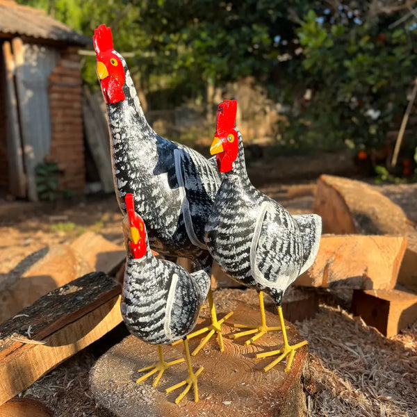 "Três galinhas caipira na cor preta com tamanhos variados P M e G feitas de madeira com pés de ferro"