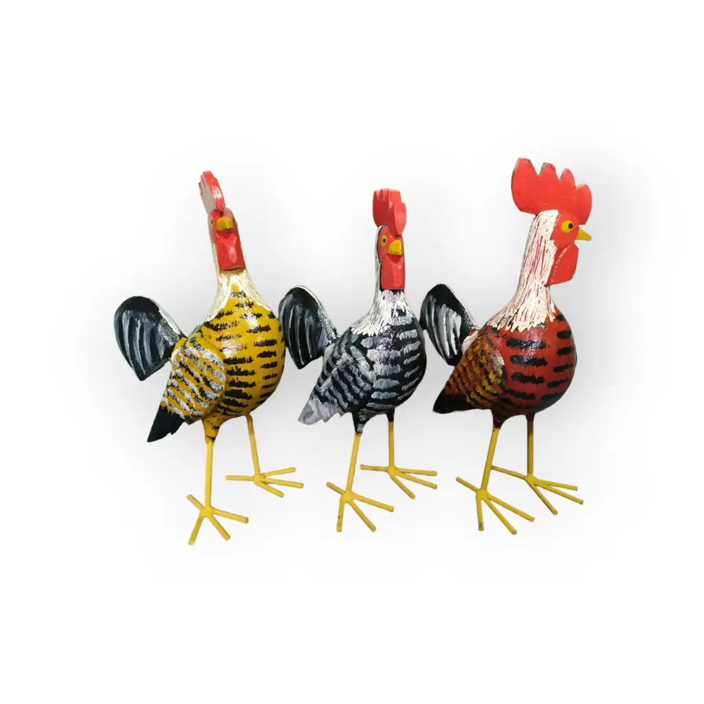 "3 esculturas de madeira de galos caipira vermelho preto e ocre"