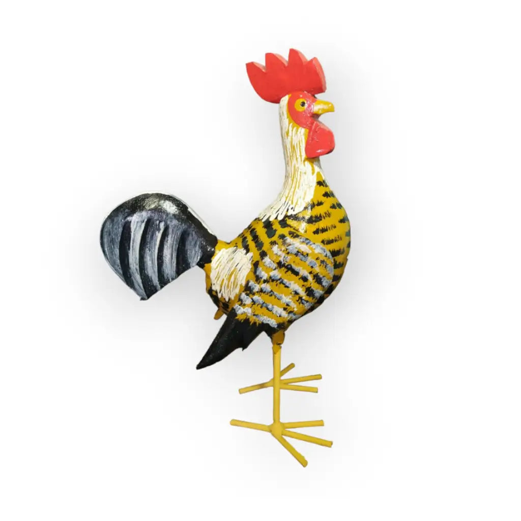 "Uma escultura de galo caipira amarelo feito de madeira com pés de ferro 