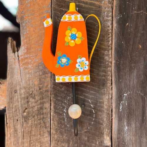 "Um gancho de parede laranja feito de madeira"