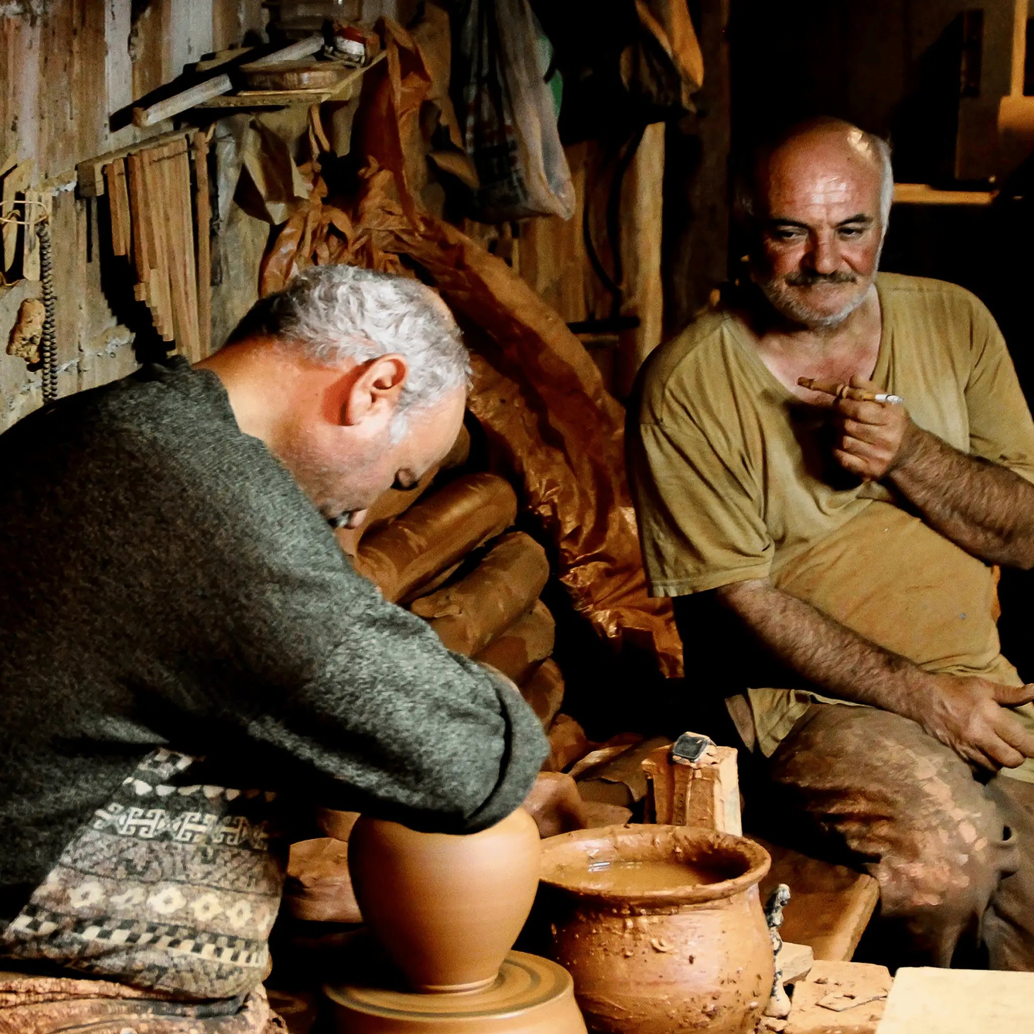 "Pai e filho trabalhando fazendo artesanato"