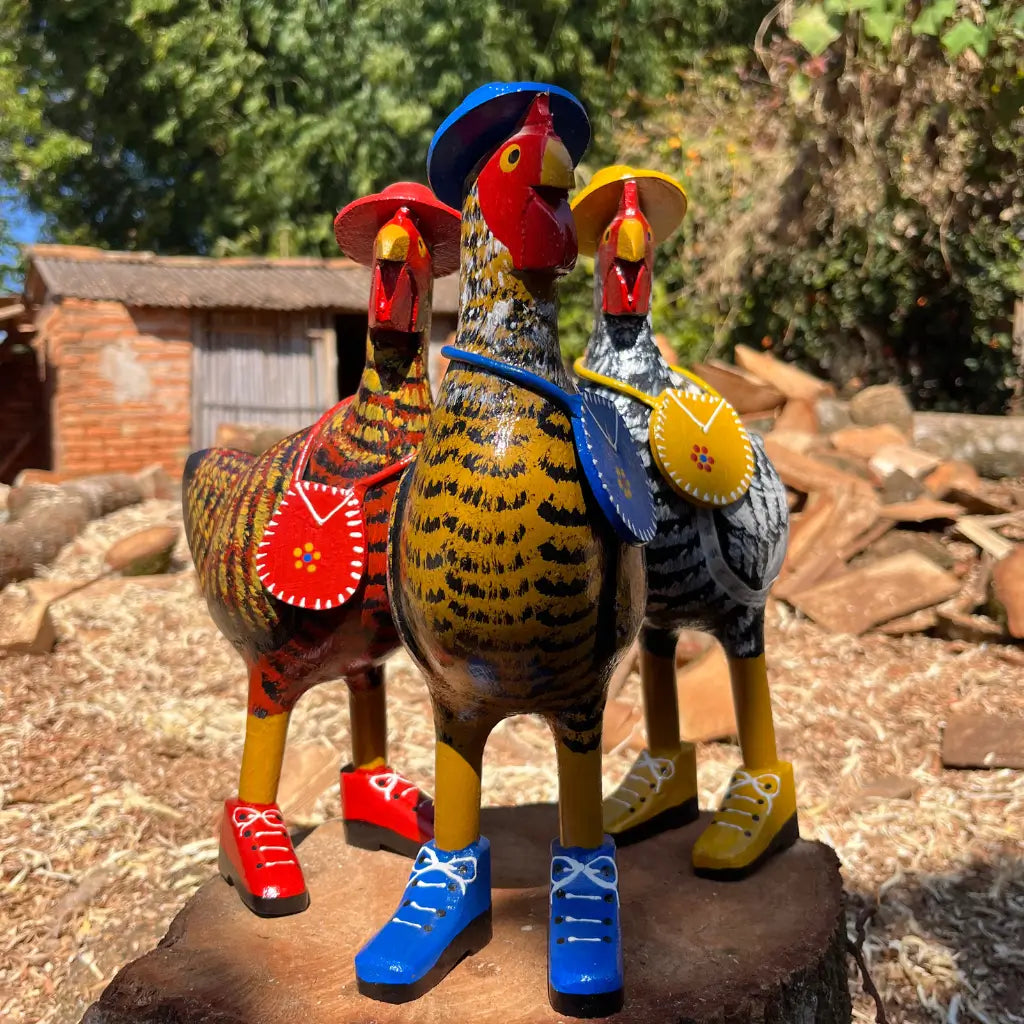 "Um kit de galinhas de madeira caipira com chapeu bota e bolsa nas cores vermelho preto e ocre"
