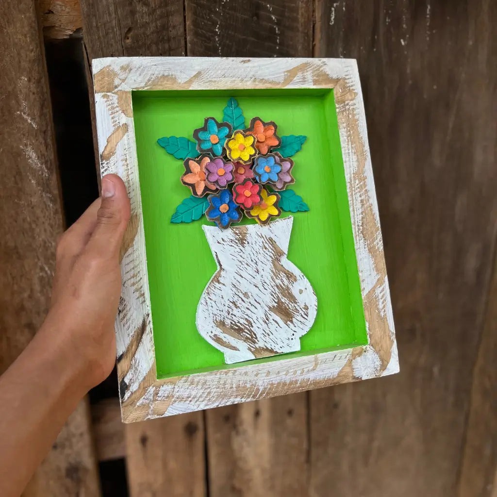 "Um quadro de parede sendo segurado nas mãos"