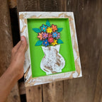 "Um quadro de parede sendo segurado nas mãos"