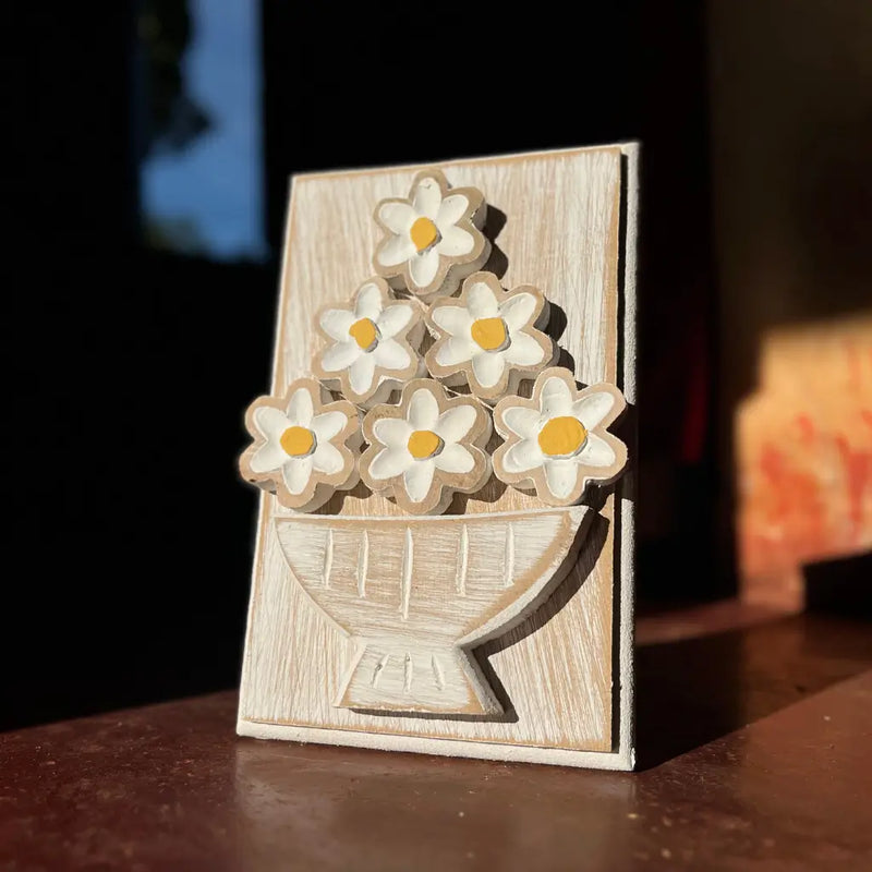 "Um quadro de parede com flores branco"