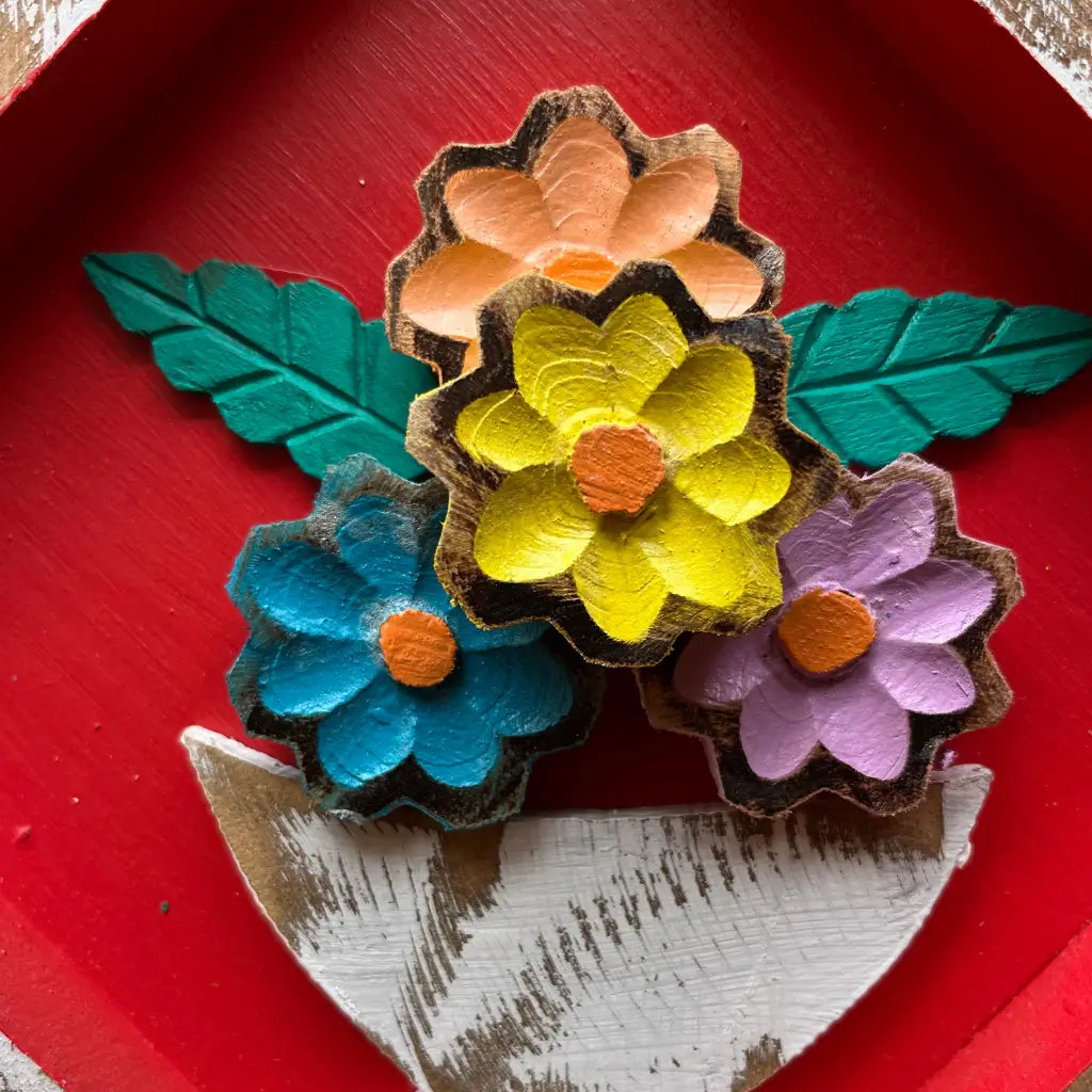 "Detalhes das flores do quadro losango feito de madeira"