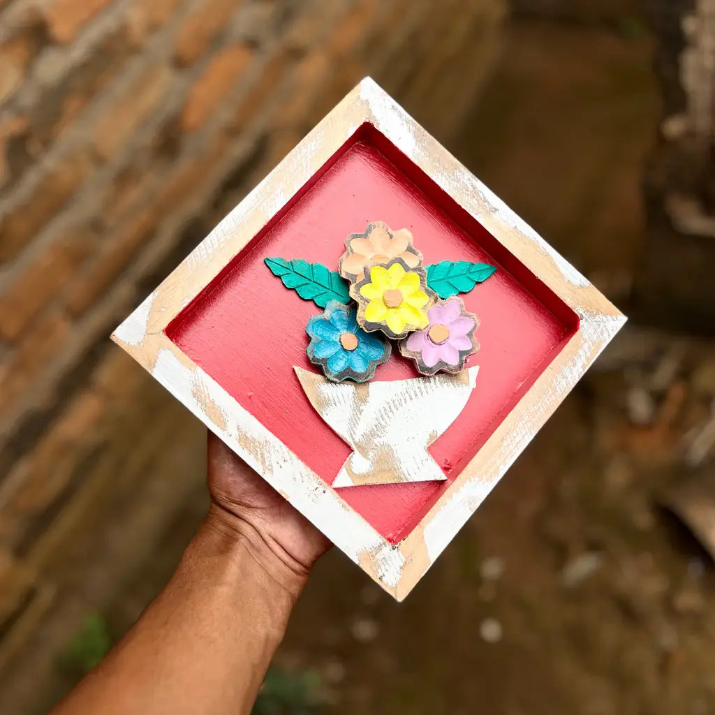 "Quadro losango vermelho sendo segurado nas mãos"