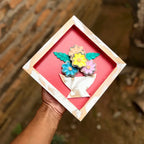 "Quadro losango vermelho sendo segurado nas mãos"