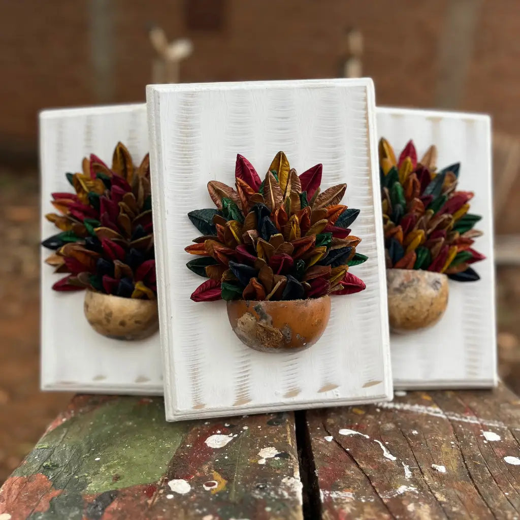 "Três quadros de parede com vaso de sementes"