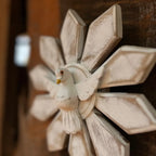 "Detalhe do divino espírito santo de madeira em pátina"