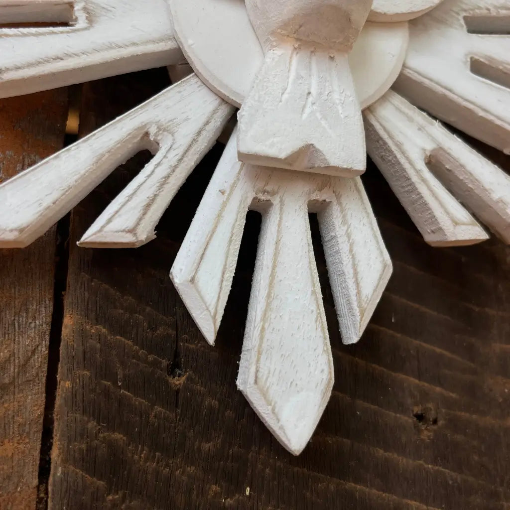 "Detalhe do resplendor de madeira em pátina"