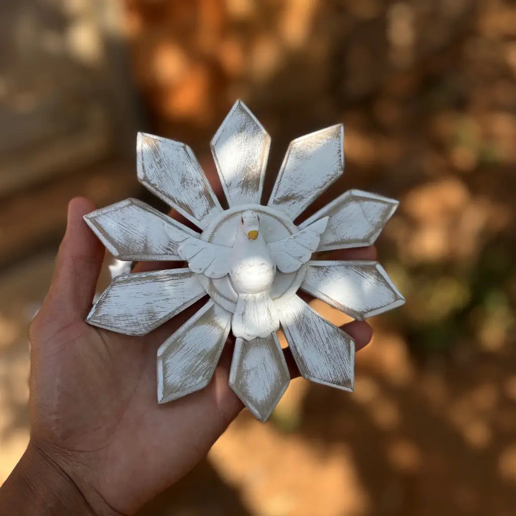 "Resplendor de madeira com divino espírito santo sendo segurado nas mãos"