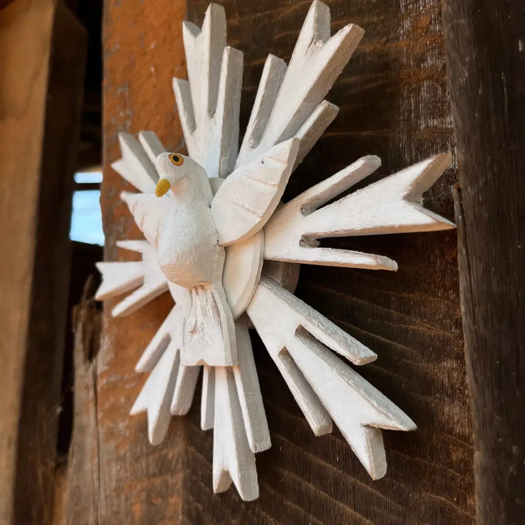 "Detalhe do resplendor pendurado na parede"