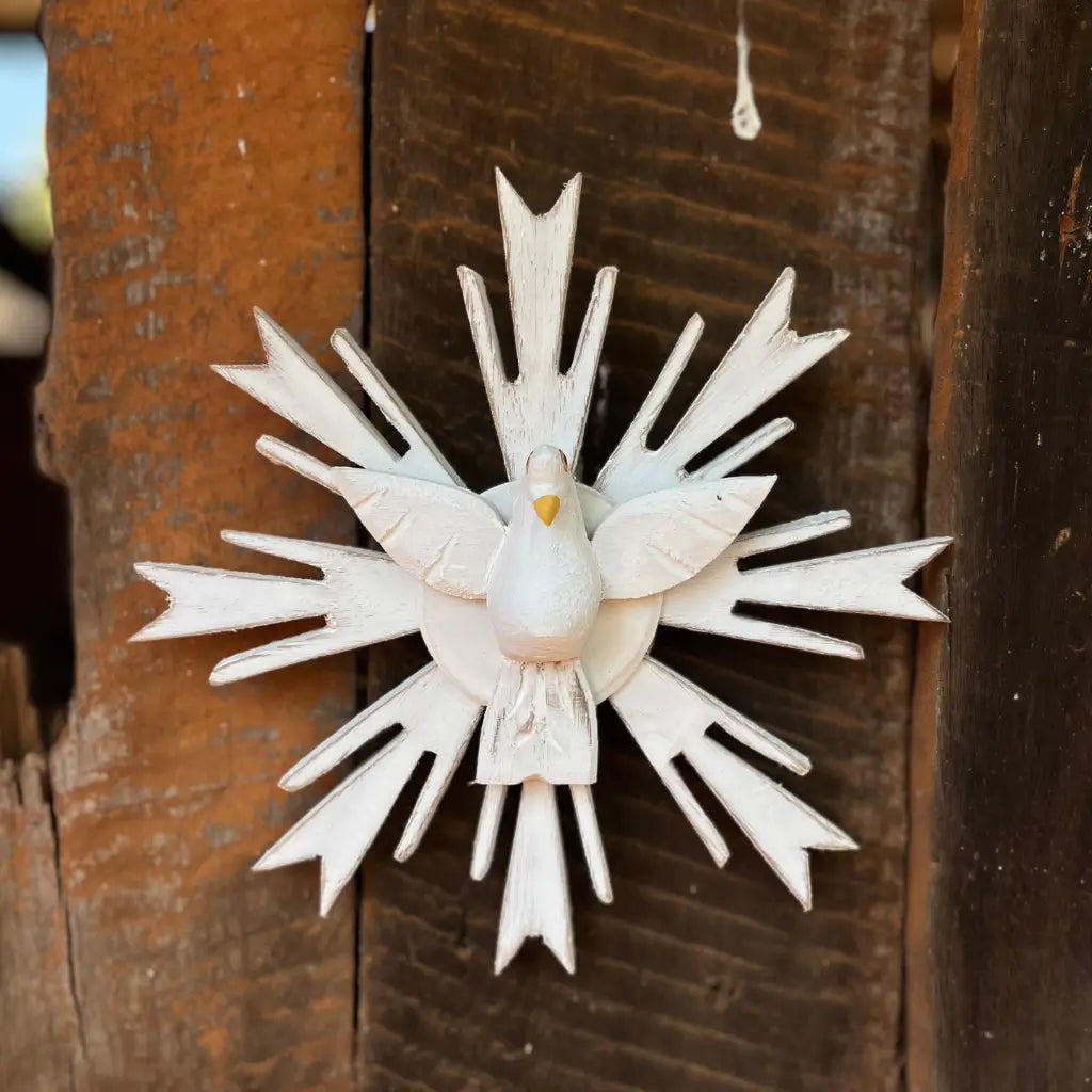 "Um resplendor de madeira com divino espírito santo feito em madeira em pátina"